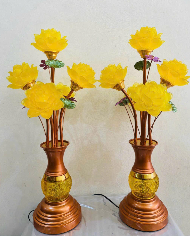 Khi Có Cặp Đèn Thờ Pha Lê Này Không Gian Thờ Nhà Bạn Sẽ Thay Đổi 180°